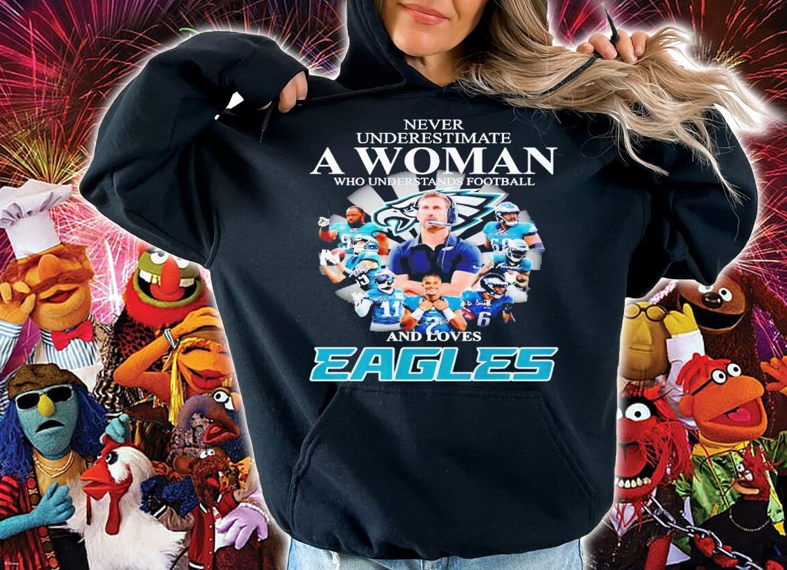 Never underestimate a woman who understands football Philadelphia Eagles signatures shirt t-shirt