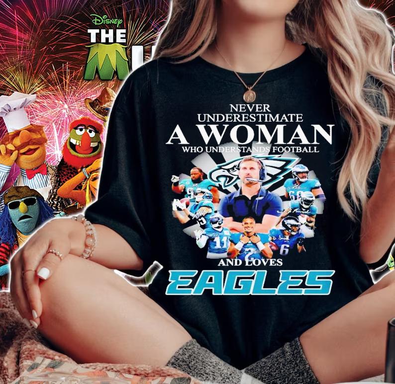 Never underestimate a woman who understands football Philadelphia Eagles signatures shirt t-shirt