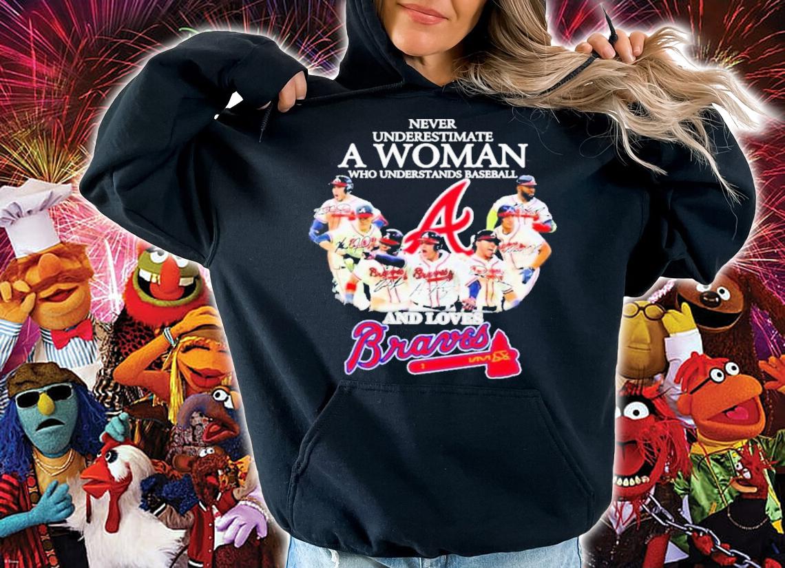 Atlanta Braves Never Underestimate A Woman Who Understands Baseball And Loves Braves Signatures t-shirt hoodie